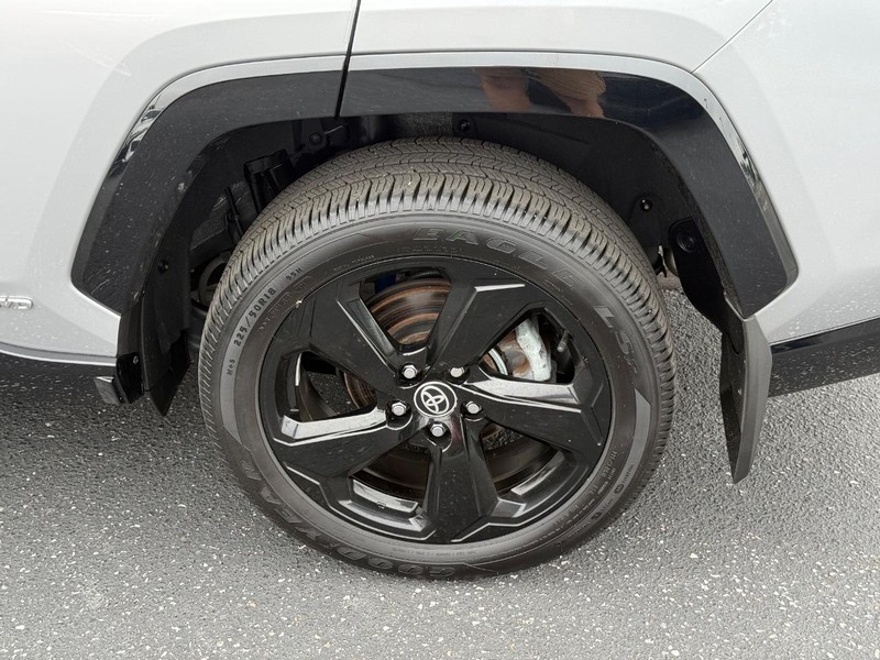Toyota RAV4 Hybrid Vehicle Image 06