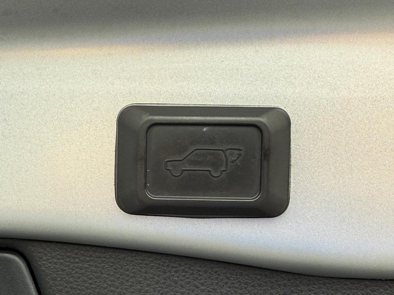 Toyota RAV4 Hybrid Vehicle Image 08