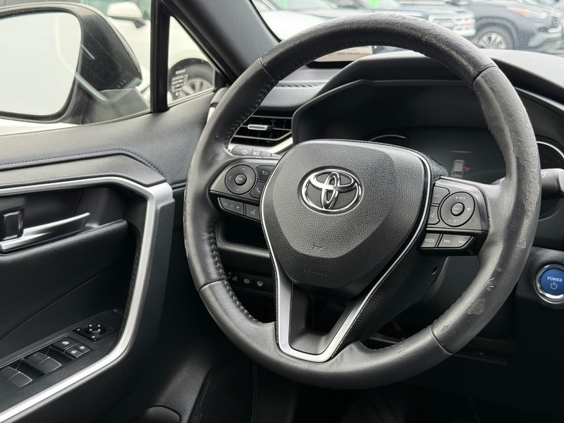 Toyota RAV4 Hybrid Vehicle Image 14
