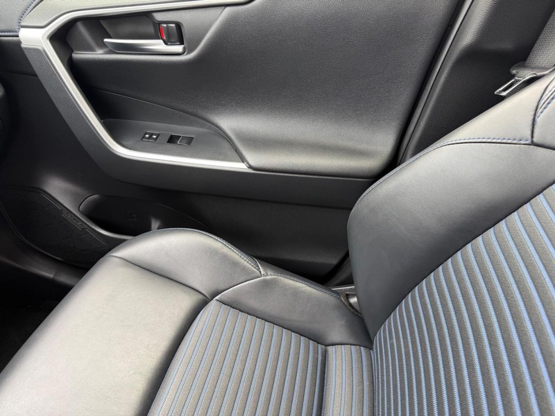 Toyota RAV4 Hybrid Vehicle Image 23