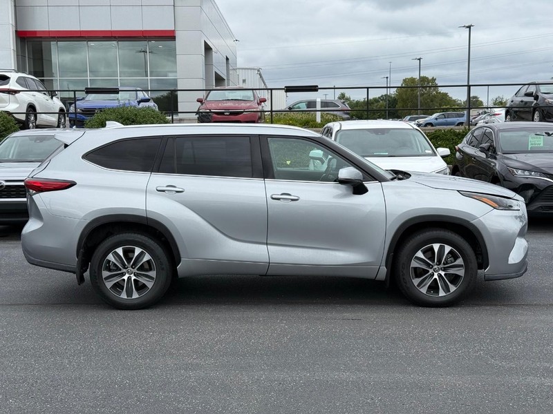 Toyota Highlander Vehicle Image 02