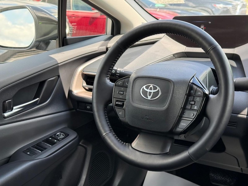 Toyota Prius Vehicle Image 12