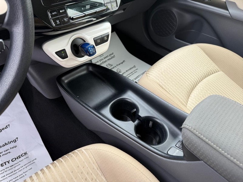 Toyota Prius Vehicle Image 18