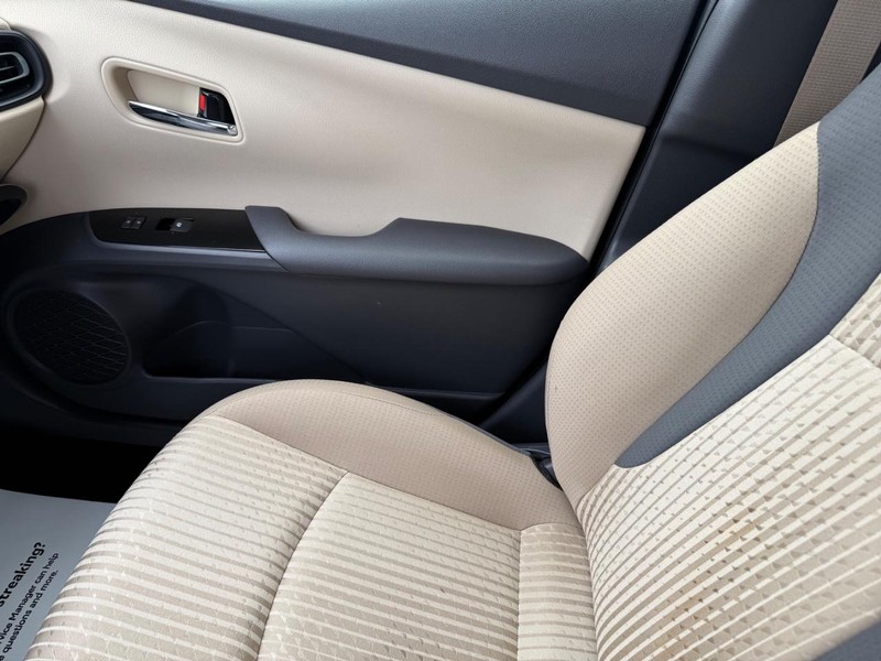 Toyota Prius Vehicle Image 19