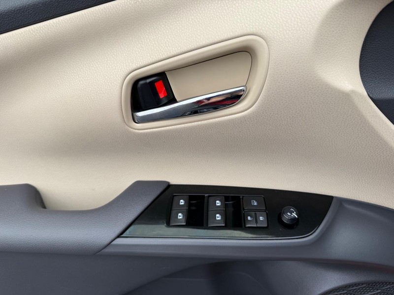 Toyota Prius Vehicle Image 21