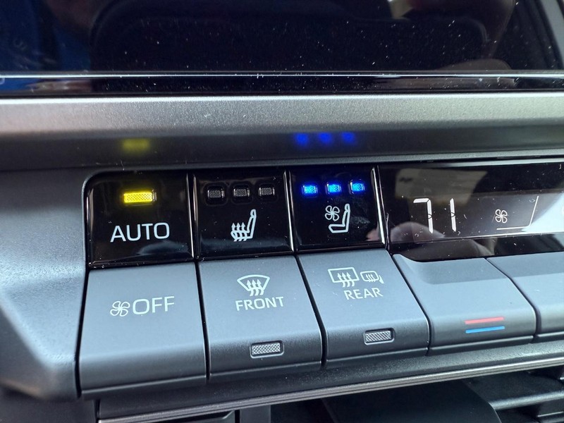Toyota Camry Vehicle Image 11