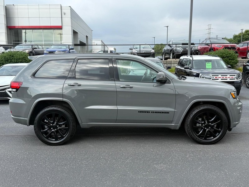 Jeep Grand Cherokee Vehicle Image 02