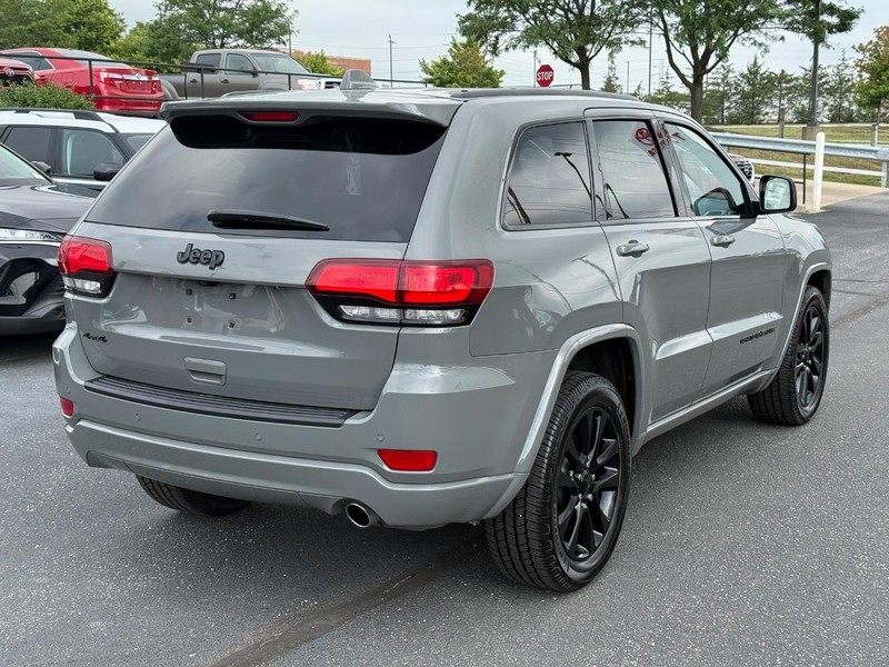 Jeep Grand Cherokee Vehicle Image 03