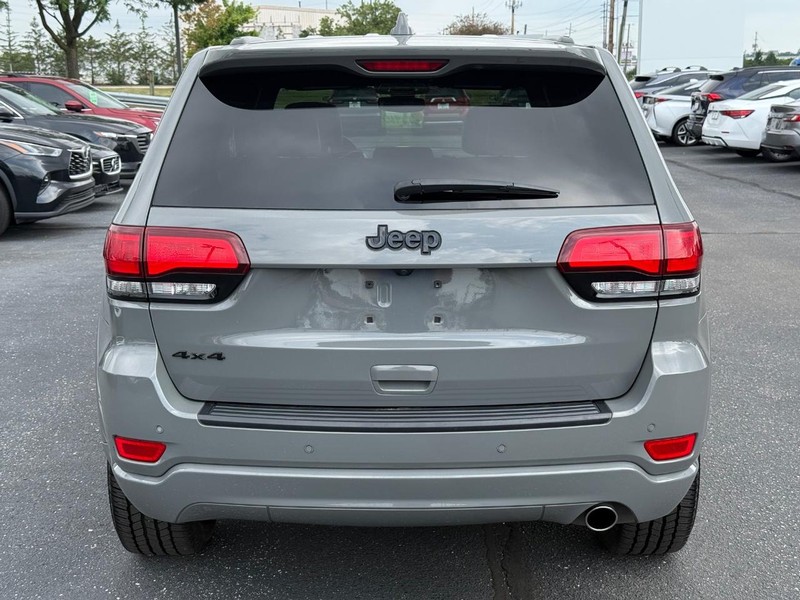 Jeep Grand Cherokee Vehicle Image 04