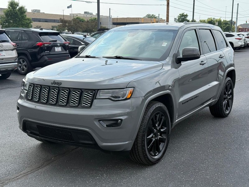 Jeep Grand Cherokee Vehicle Image 09