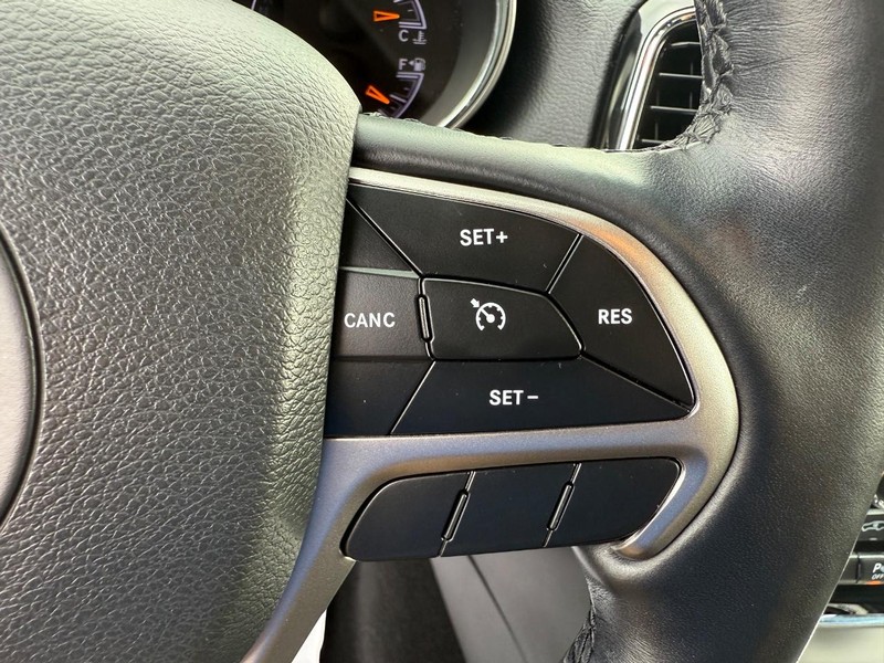 Jeep Grand Cherokee Vehicle Image 16