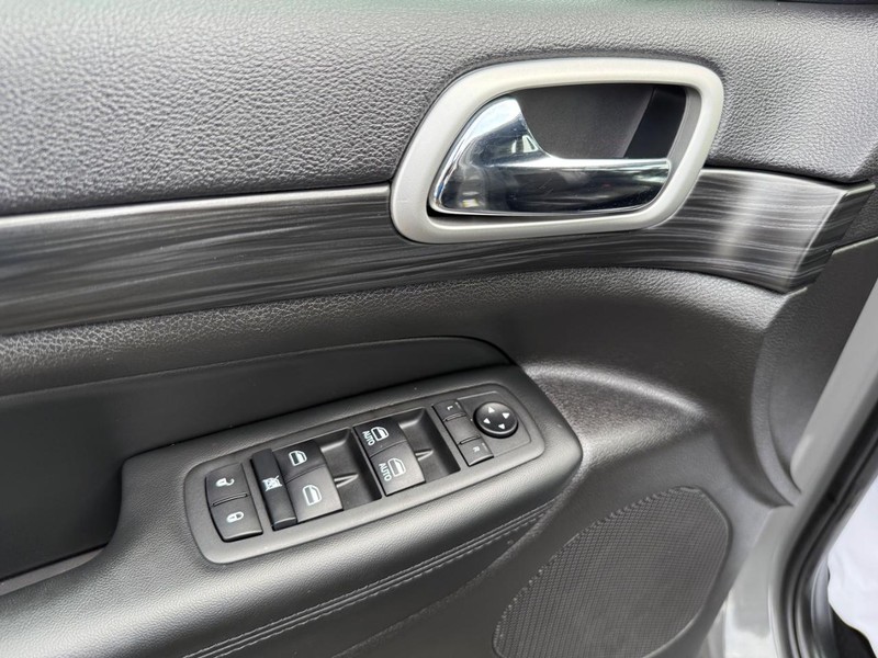 Jeep Grand Cherokee Vehicle Image 27