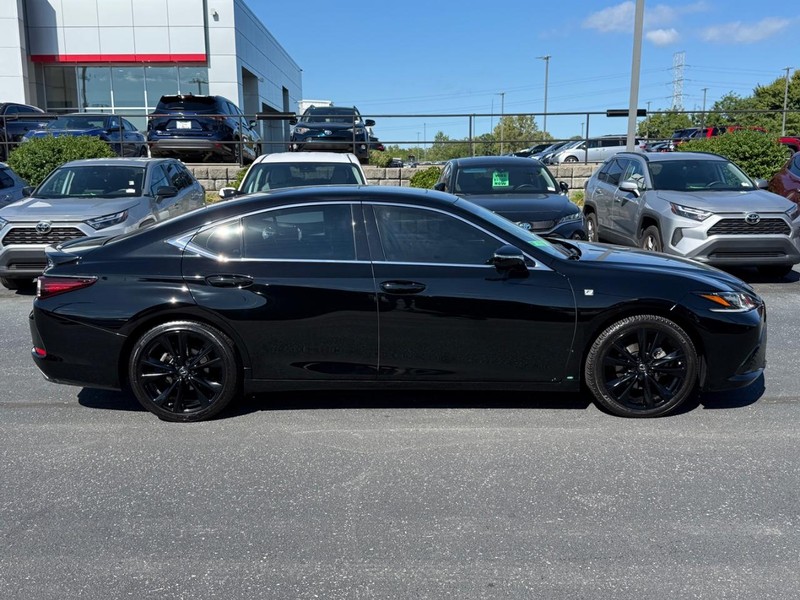 Lexus ES Vehicle Image 02
