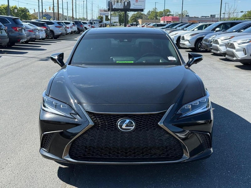 Lexus ES Vehicle Image 10