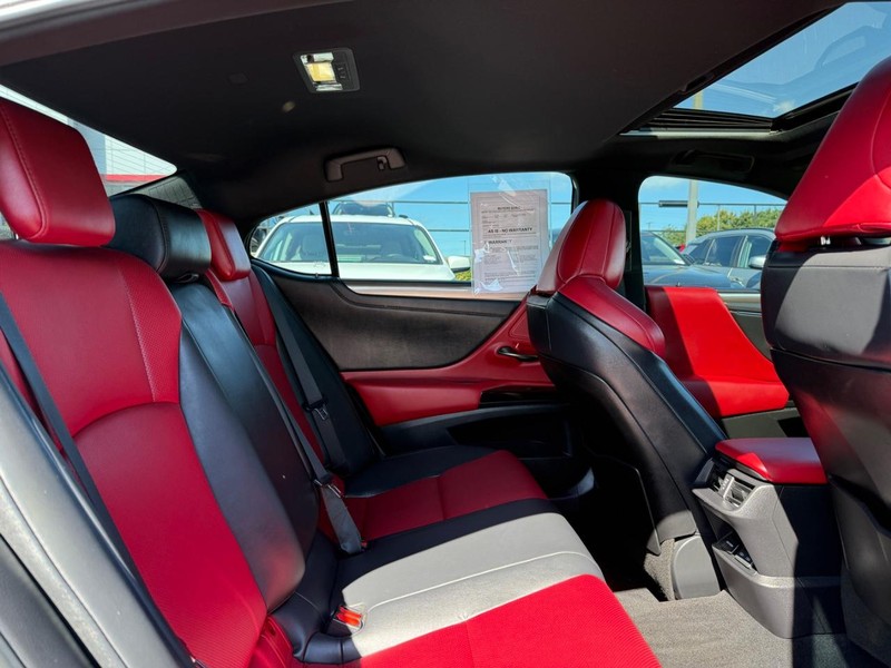 Lexus ES Vehicle Image 11