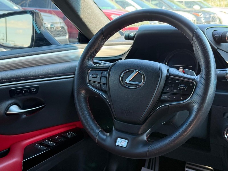 Lexus ES Vehicle Image 14