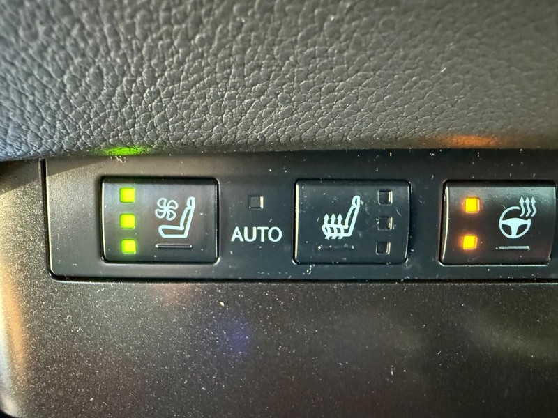 Lexus ES Vehicle Image 18