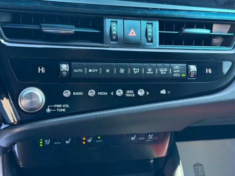 Lexus ES Vehicle Image 21