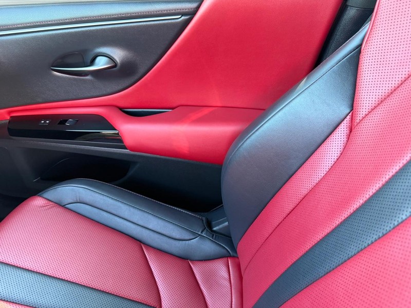 Lexus ES Vehicle Image 23