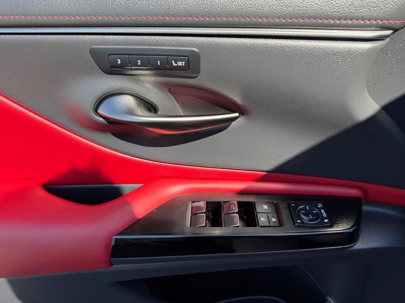 Lexus ES Vehicle Image 26