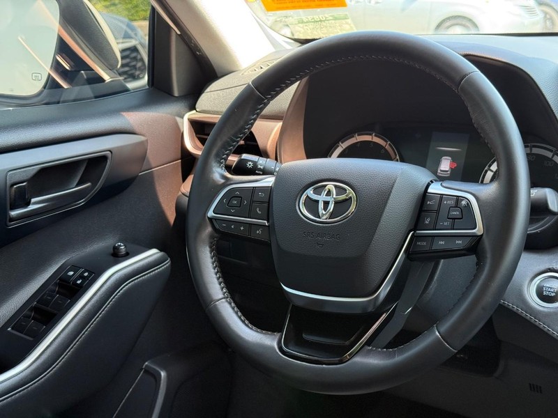 Toyota Highlander Vehicle Image 14