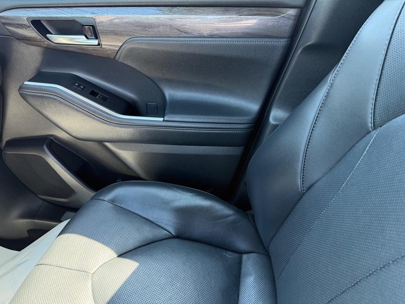Toyota Highlander Vehicle Image 23