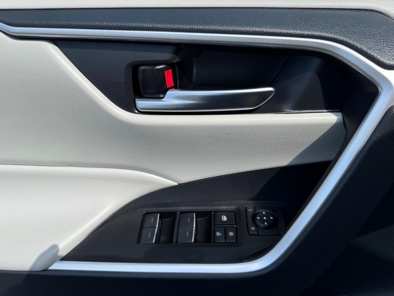 Toyota RAV4 Hybrid Vehicle Image 23