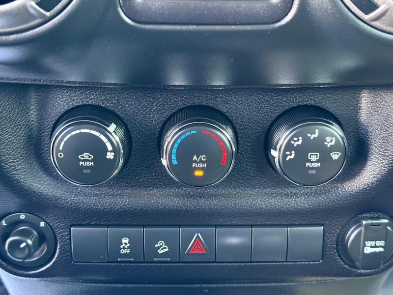 Jeep Wrangler JK Unlimited Vehicle Image 16