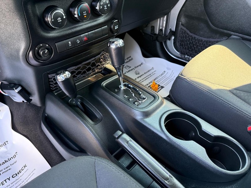 Jeep Wrangler JK Unlimited Vehicle Image 17
