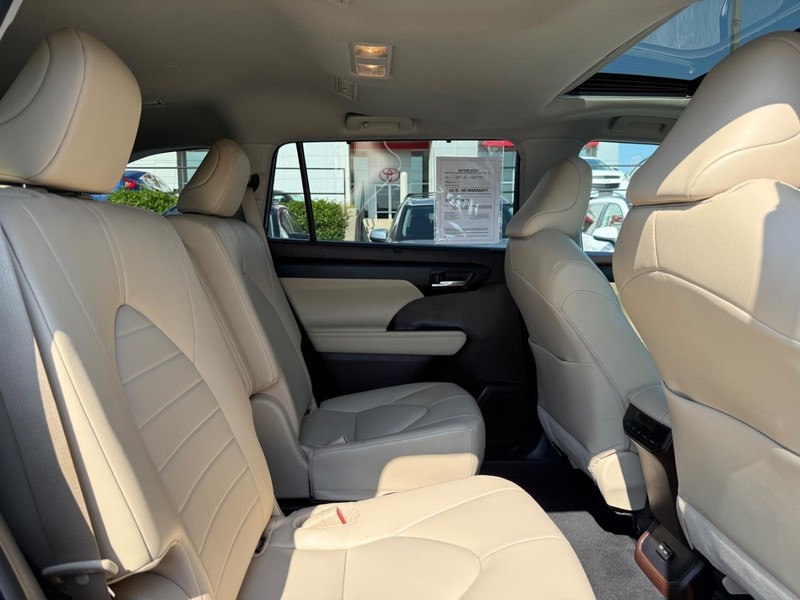 Toyota Highlander Vehicle Image 11