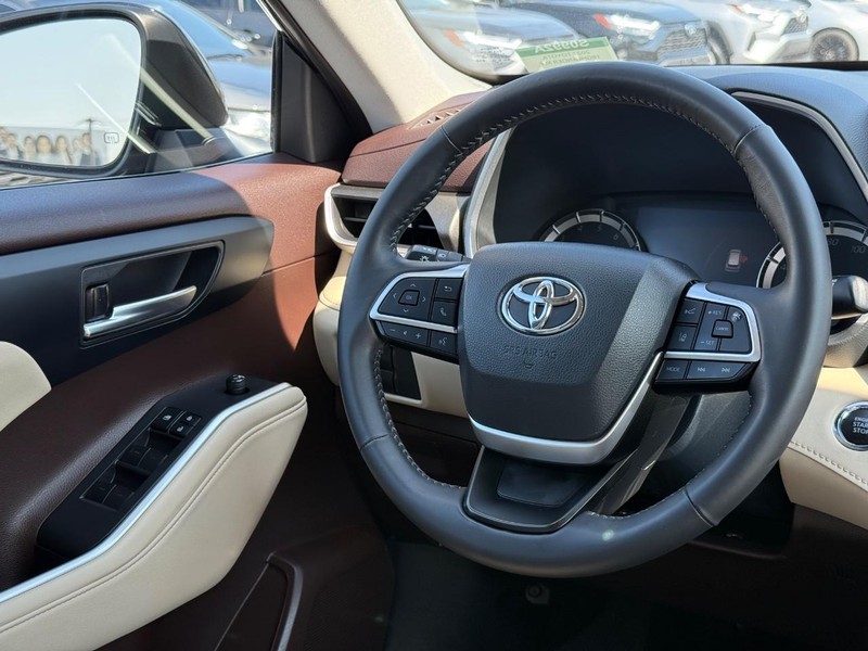 Toyota Highlander Vehicle Image 15