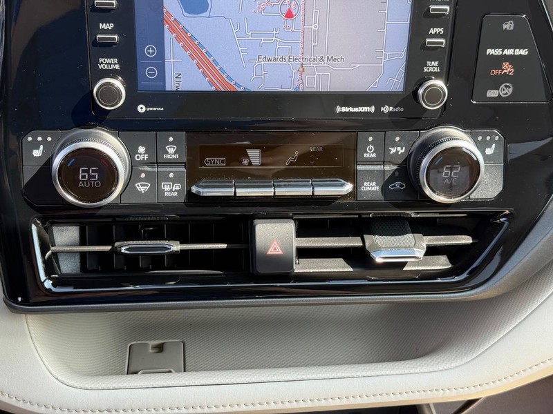 Toyota Highlander Vehicle Image 22