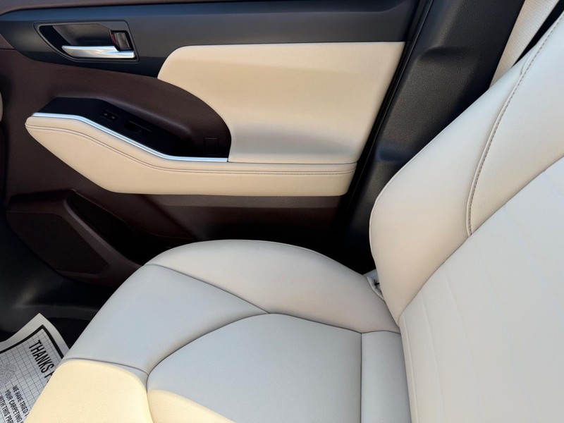 Toyota Highlander Vehicle Image 24