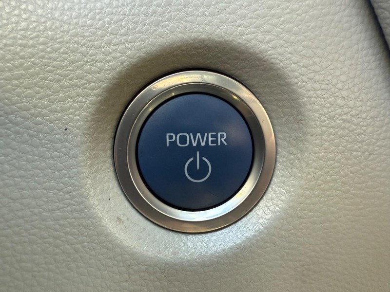 Toyota Corolla Hybrid Vehicle Image 15