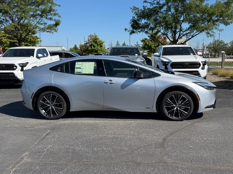Toyota Prius Vehicle Image 02