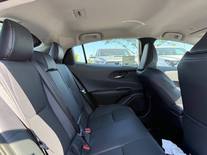 Toyota Prius Vehicle Image 04