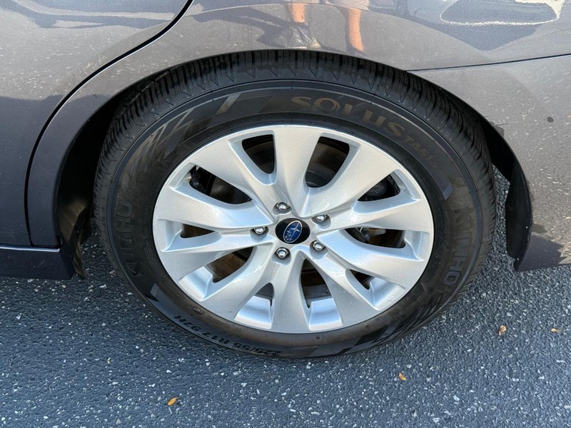 Subaru Legacy Vehicle Image 06