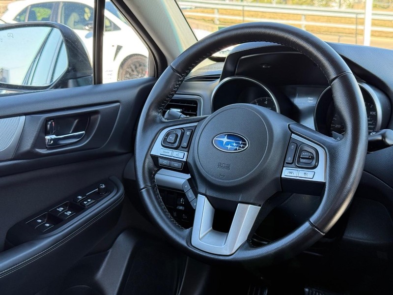 Subaru Legacy Vehicle Image 13