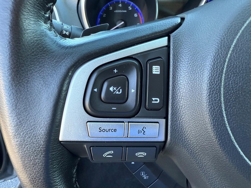 Subaru Legacy Vehicle Image 14