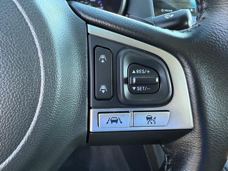 Subaru Legacy Vehicle Image 15