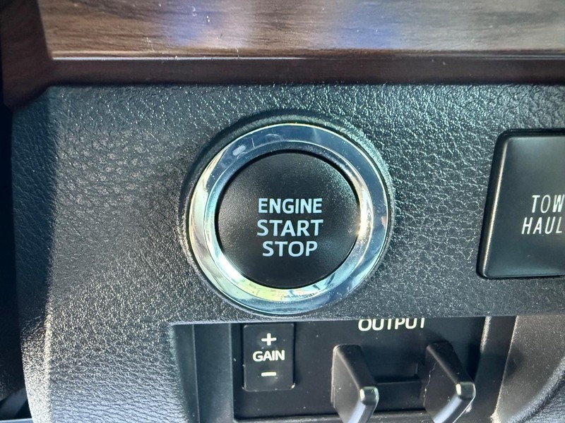 Toyota Tundra 4WD Vehicle Image 16