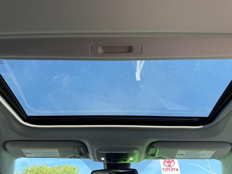 Toyota Camry Hybrid Vehicle Image 11