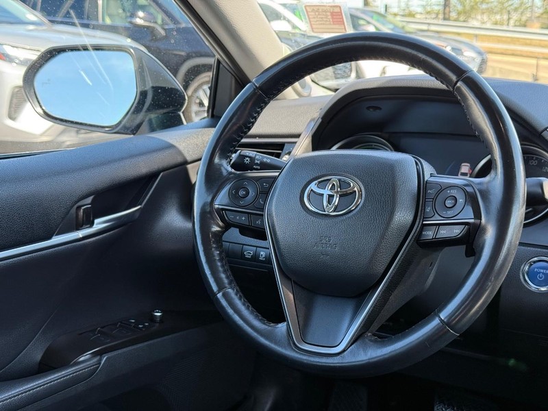 Toyota Camry Hybrid Vehicle Image 13