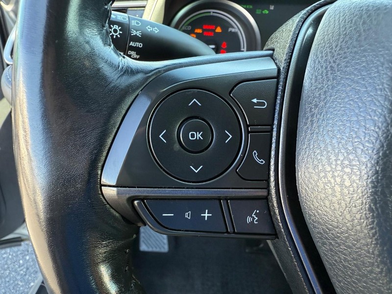 Toyota Camry Hybrid Vehicle Image 14