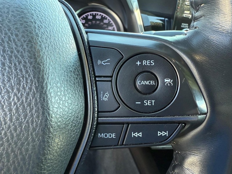 Toyota Camry Hybrid Vehicle Image 15