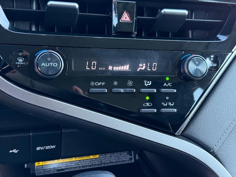 Toyota Camry Hybrid Vehicle Image 20