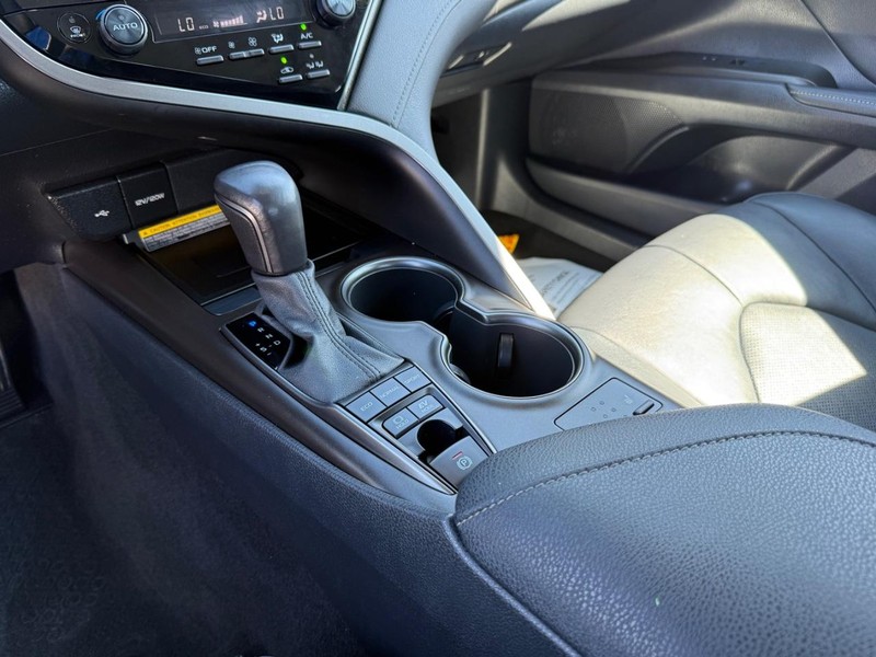Toyota Camry Hybrid Vehicle Image 21