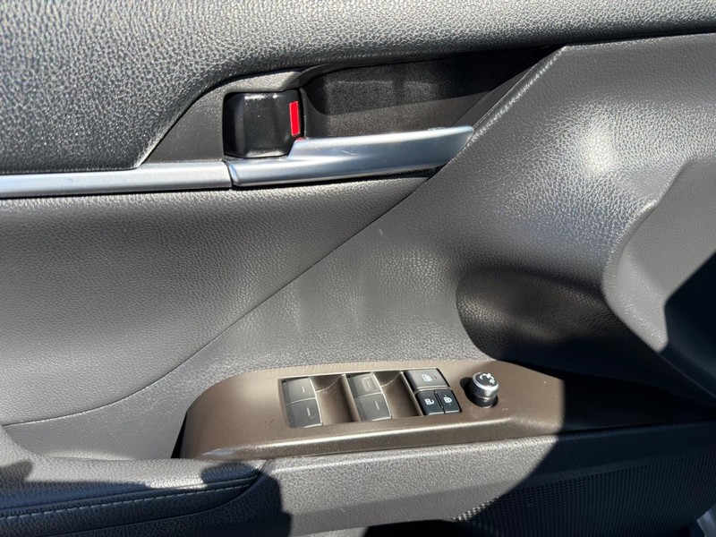 Toyota Camry Hybrid Vehicle Image 26