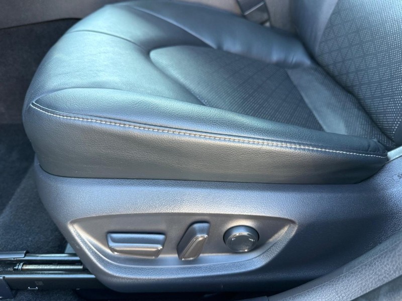 Toyota Camry Hybrid Vehicle Image 27