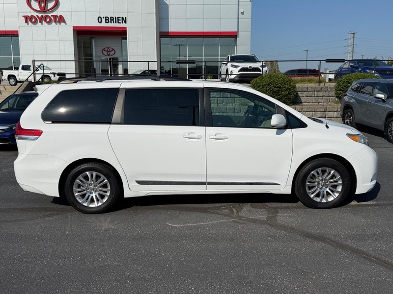 Toyota Sienna Vehicle Image 02